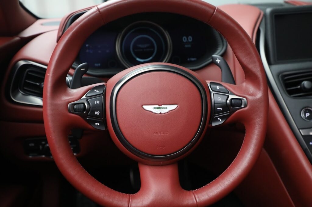 aston-martin-db11-volante-5