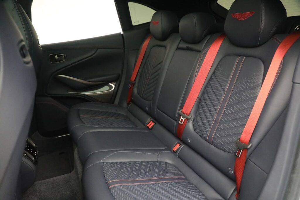 aston-martin-dbx-4